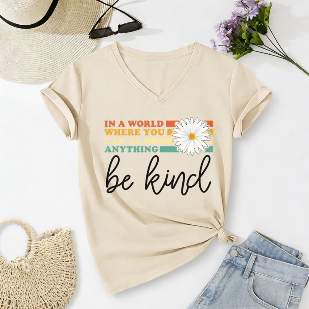 Christianartworkshop Damen-T-Shirt mit V-Ausschnitt: In einer Welt, in der du alles sein kannst, sei freundlich - Beige - 2XL - image 8