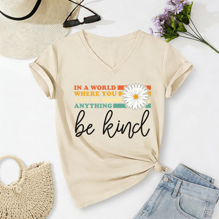 Christianartworkshop Damen-T-Shirt mit V-Ausschnitt: In einer Welt, in der du alles sein kannst, sei freundlich - Beige - 2XL - image 8