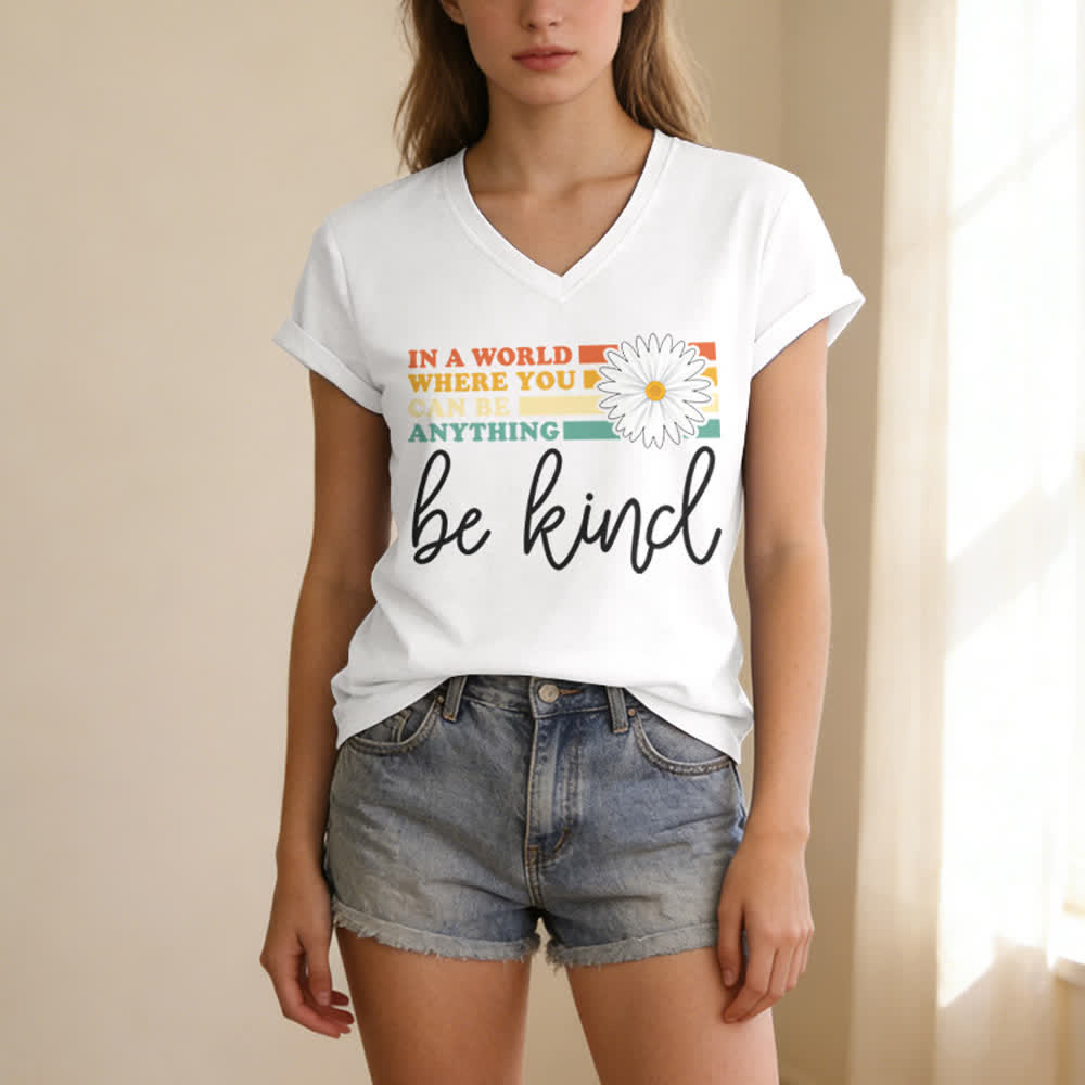 Christianartworkshop Damen-T-Shirt mit V-Ausschnitt: In einer Welt, in der du alles sein kannst, sei freundlich - image 5