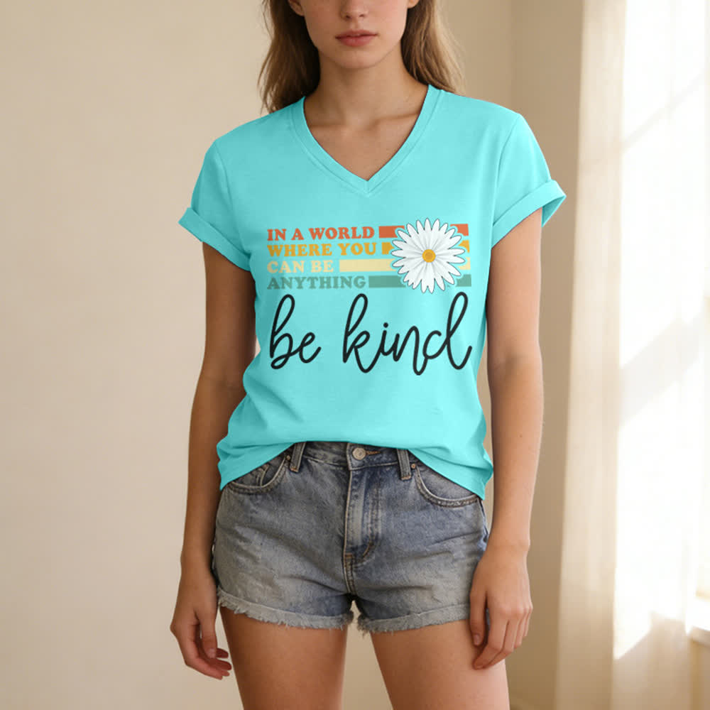 Christianartworkshop Damen-T-Shirt mit V-Ausschnitt: In einer Welt, in der du alles sein kannst, sei freundlich - image 1