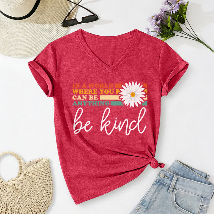 Christianartworkshop Damen-T-Shirt mit V-Ausschnitt: In einer Welt, in der du alles sein kannst, sei freundlich - Rot - 2XL - image 20