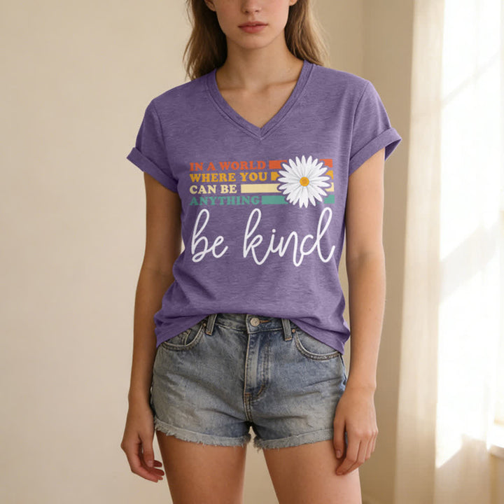 Christianartworkshop Damen-T-Shirt mit V-Ausschnitt: In einer Welt, in der du alles sein kannst, sei freundlich - image 25