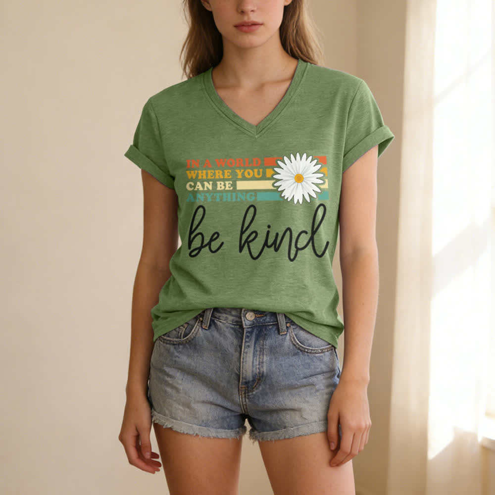 Christianartworkshop Damen-T-Shirt mit V-Ausschnitt: In einer Welt, in der du alles sein kannst, sei freundlich - image 13