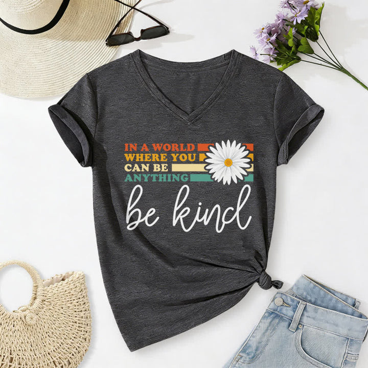Christianartworkshop Damen-T-Shirt mit V-Ausschnitt: In einer Welt, in der du alles sein kannst, sei freundlich - Dunkelgrau - 2XL - image 6