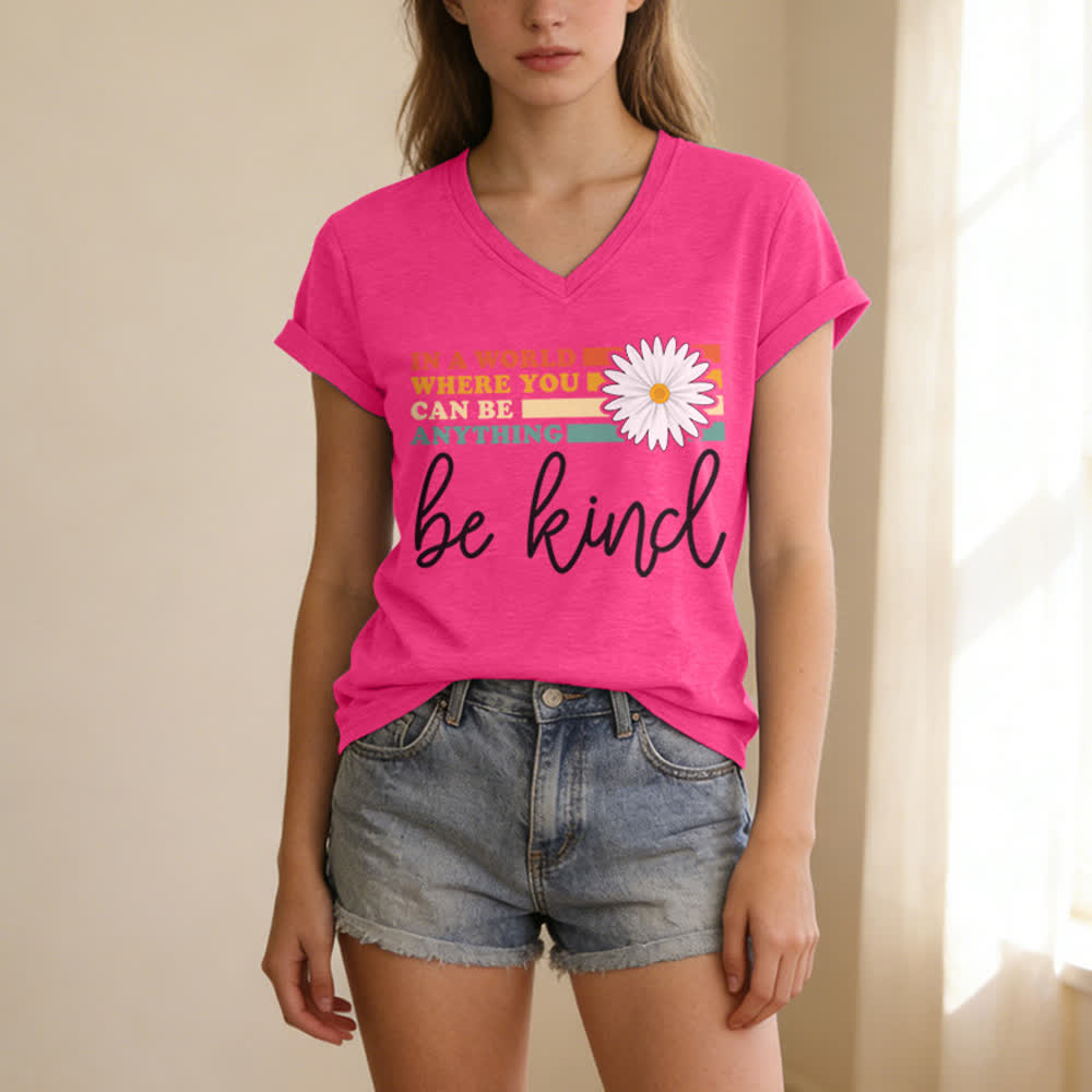Christianartworkshop Damen-T-Shirt mit V-Ausschnitt: In einer Welt, in der du alles sein kannst, sei freundlich - image 23