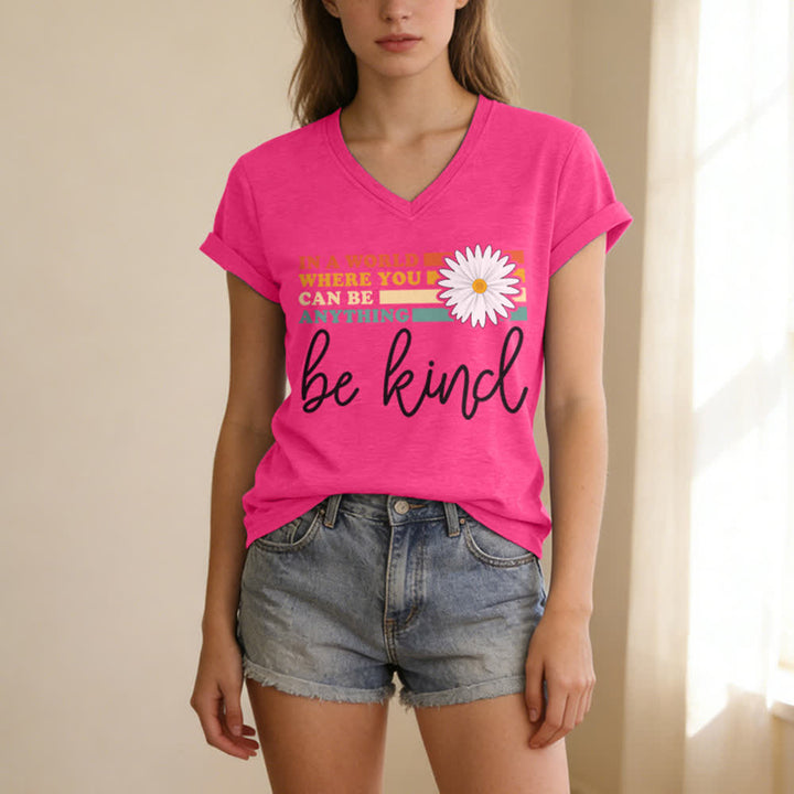 Christianartworkshop Damen-T-Shirt mit V-Ausschnitt: In einer Welt, in der du alles sein kannst, sei freundlich - image 23