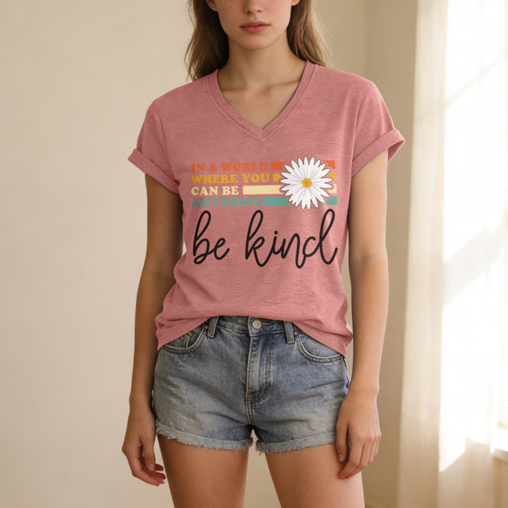 Christianartworkshop Damen-T-Shirt mit V-Ausschnitt: In einer Welt, in der du alles sein kannst, sei freundlich - image 19
