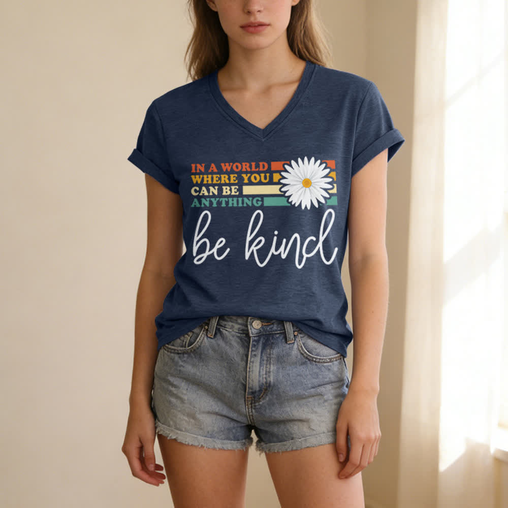 Christianartworkshop Damen-T-Shirt mit V-Ausschnitt: In einer Welt, in der du alles sein kannst, sei freundlich - image 17