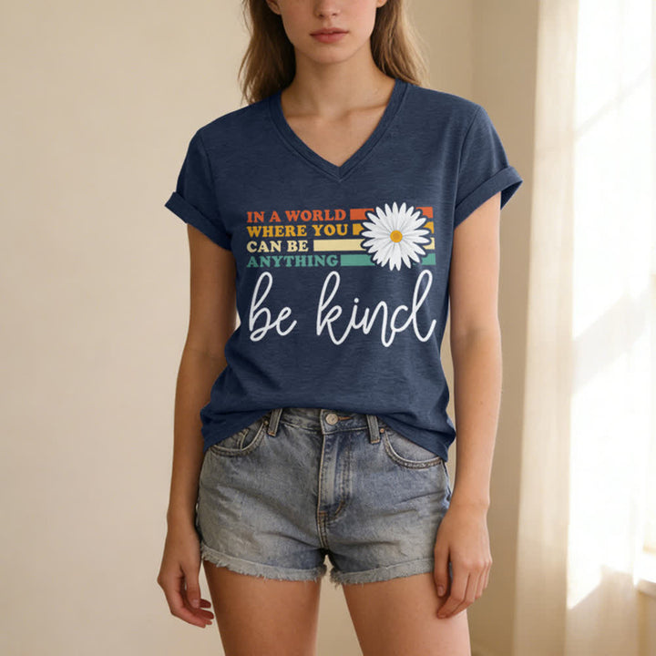 Christianartworkshop Damen-T-Shirt mit V-Ausschnitt: In einer Welt, in der du alles sein kannst, sei freundlich - image 17