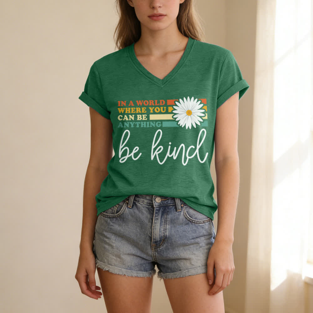 Christianartworkshop Damen-T-Shirt mit V-Ausschnitt: In einer Welt, in der du alles sein kannst, sei freundlich - image 15