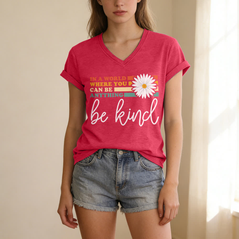 Christianartworkshop Damen-T-Shirt mit V-Ausschnitt: In einer Welt, in der du alles sein kannst, sei freundlich - image 21