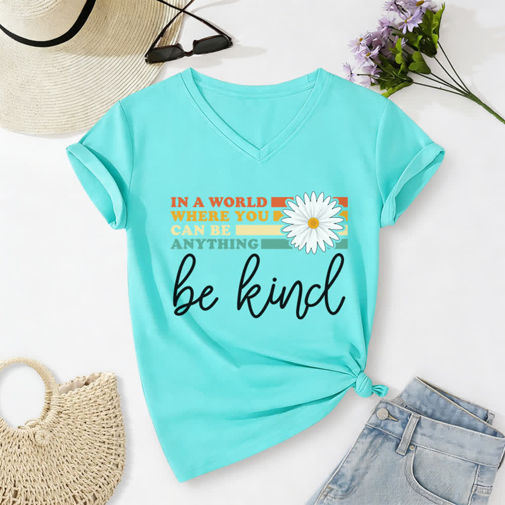 Christianartworkshop Damen-T-Shirt mit V-Ausschnitt: In einer Welt, in der du alles sein kannst, sei freundlich - Himmelblau - 2XL - image 0