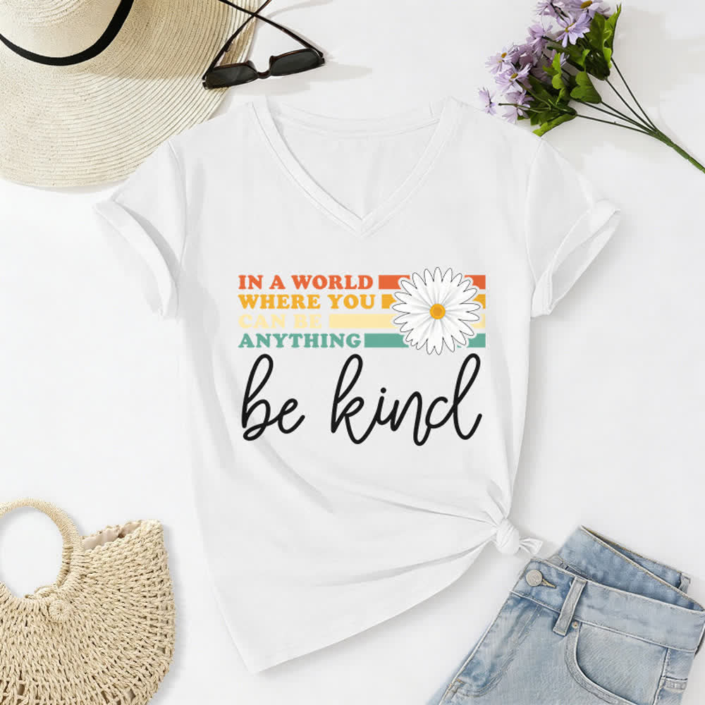Christianartworkshop Damen-T-Shirt mit V-Ausschnitt: In einer Welt, in der du alles sein kannst, sei freundlich - Weiß - 2XL - image 4