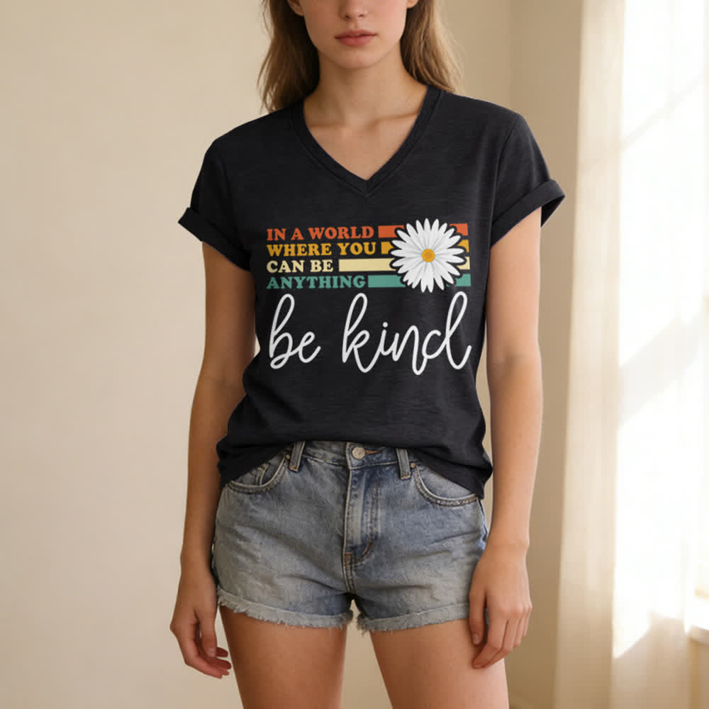 Christianartworkshop Damen-T-Shirt mit V-Ausschnitt: In einer Welt, in der du alles sein kannst, sei freundlich - image 3