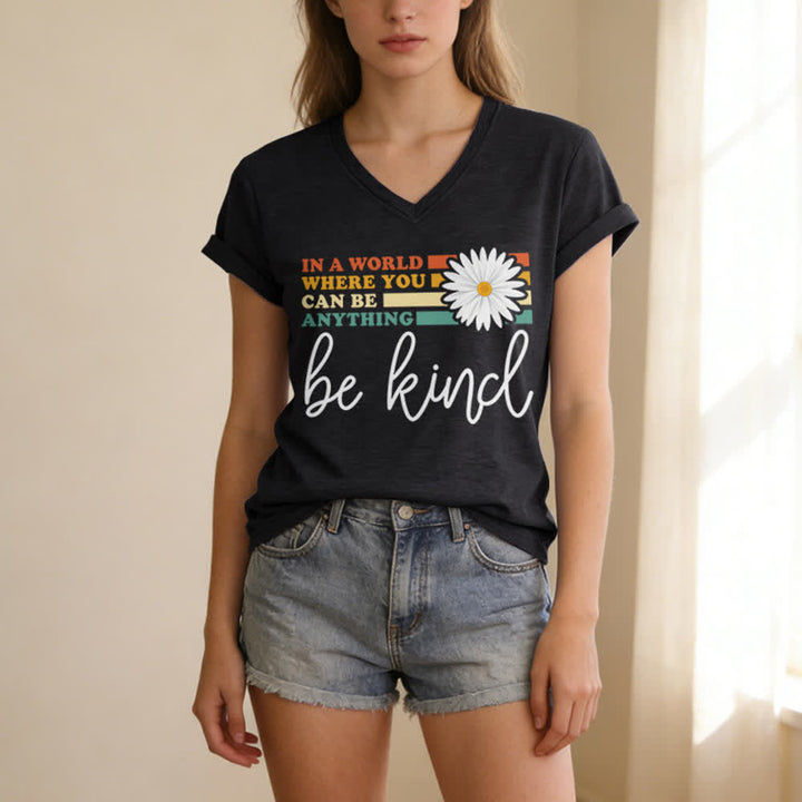 Christianartworkshop Damen-T-Shirt mit V-Ausschnitt: In einer Welt, in der du alles sein kannst, sei freundlich - image 3