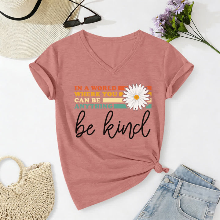 Christianartworkshop Damen-T-Shirt mit V-Ausschnitt: In einer Welt, in der du alles sein kannst, sei freundlich - Hellrosa - 2XL - image 18