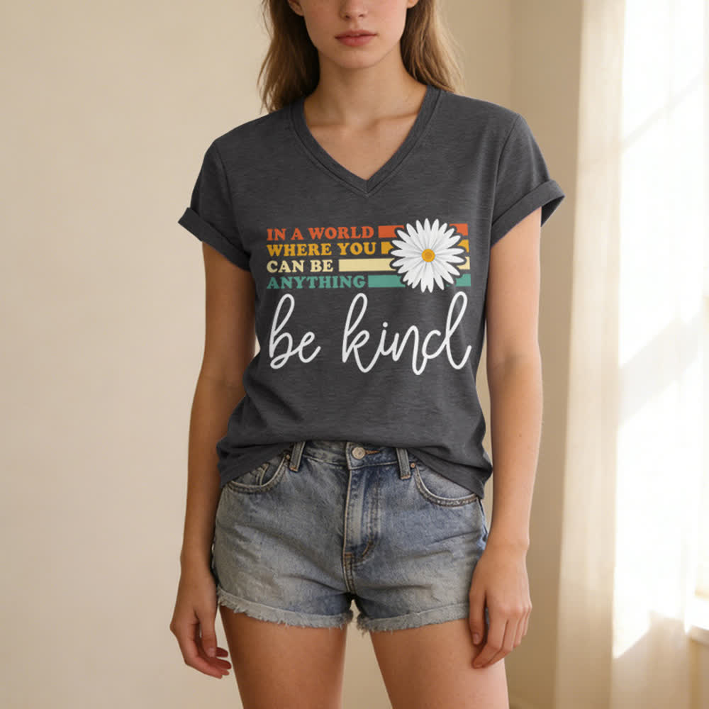 Christianartworkshop Damen-T-Shirt mit V-Ausschnitt: In einer Welt, in der du alles sein kannst, sei freundlich - image 7
