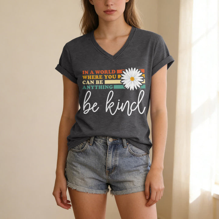 Christianartworkshop Damen-T-Shirt mit V-Ausschnitt: In einer Welt, in der du alles sein kannst, sei freundlich - image 7