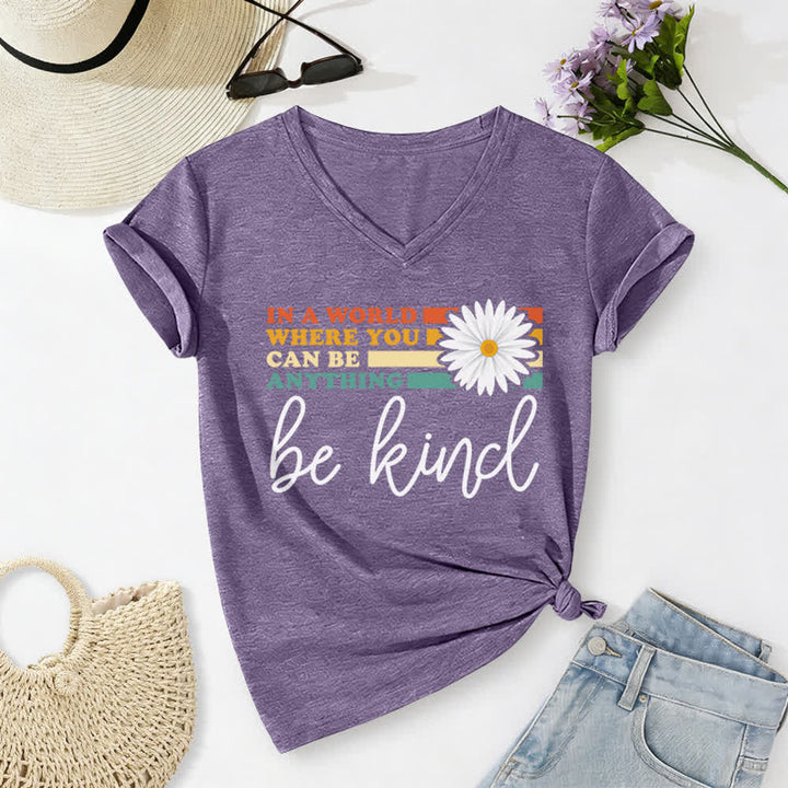 Christianartworkshop Damen-T-Shirt mit V-Ausschnitt: In einer Welt, in der du alles sein kannst, sei freundlich - Lila - 2XL - image 24