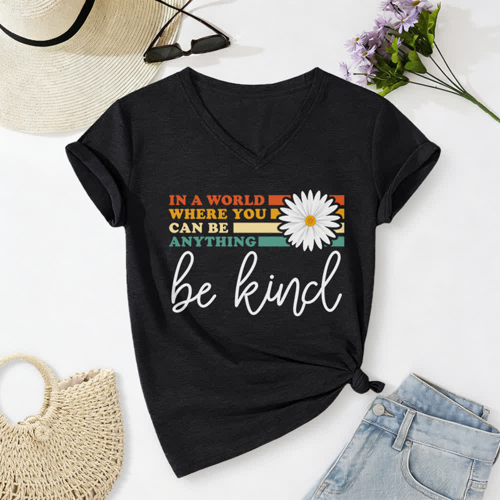 Christianartworkshop Damen-T-Shirt mit V-Ausschnitt: In einer Welt, in der du alles sein kannst, sei freundlich - Schwarz - 2XL - image 2