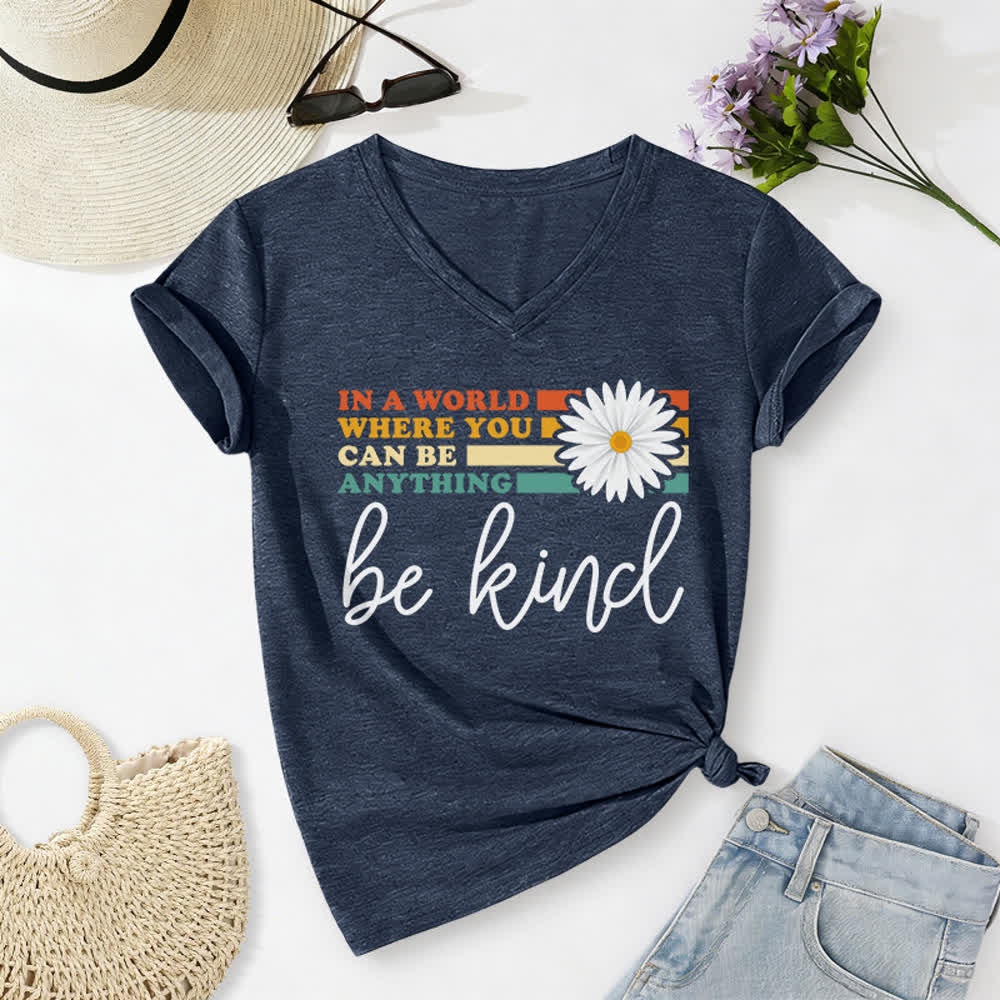 Christianartworkshop Damen-T-Shirt mit V-Ausschnitt: In einer Welt, in der du alles sein kannst, sei freundlich - Marineblau - 2XL - image 16