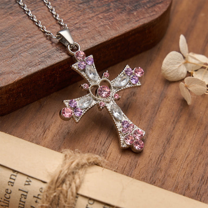 Christianartworkshop Zirkonkreuz-Halskette in Rosa- und Lilatönen mit Herzanhänger: Ein strahlendes Symbol der Liebe und Hingabe - image 3