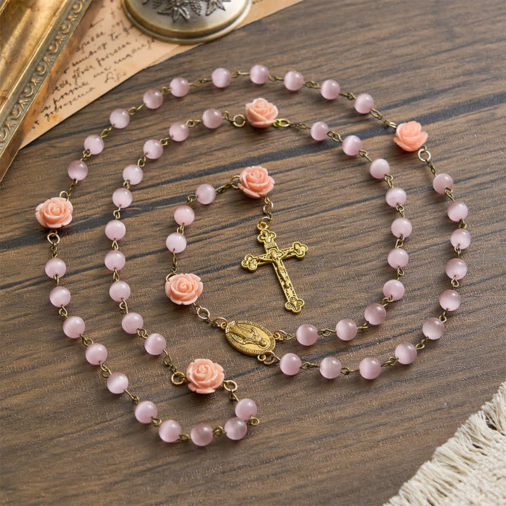 Christianartworkshop Leuchtend rosa Katzenaugen-Rosenkranz mit Rosen für die Marienverehrung - Unsere Liebe Frau und das Kruzifix - image 0