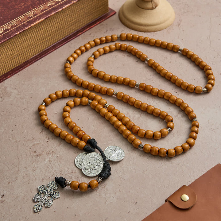 Christianartworkshop Traditioneller, rustikaler Rosenkranz aus Holz mit fünfzehn Gesätzen, St.-Benedikt-Medaille und Kruzifix - image 4