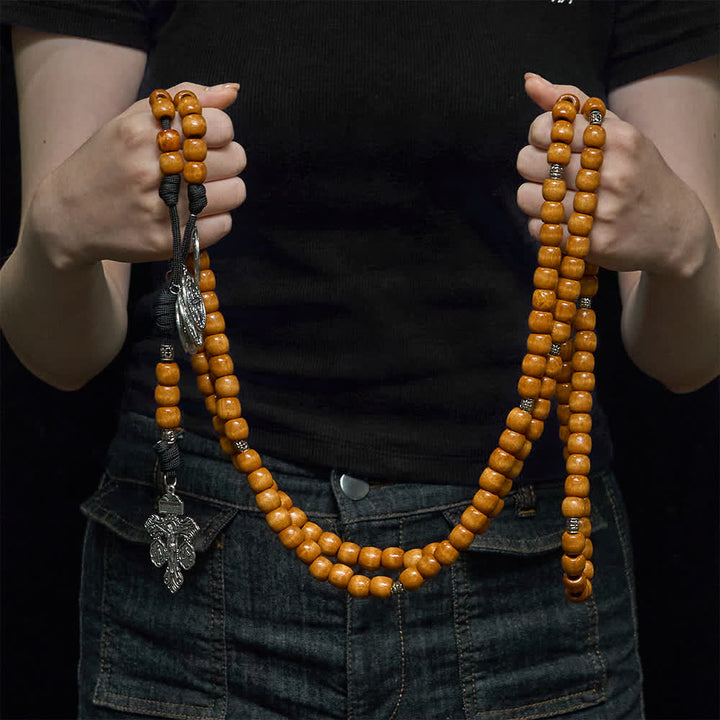 Christianartworkshop Traditioneller, rustikaler Rosenkranz aus Holz mit fünfzehn Gesätzen, St.-Benedikt-Medaille und Kruzifix - image 1