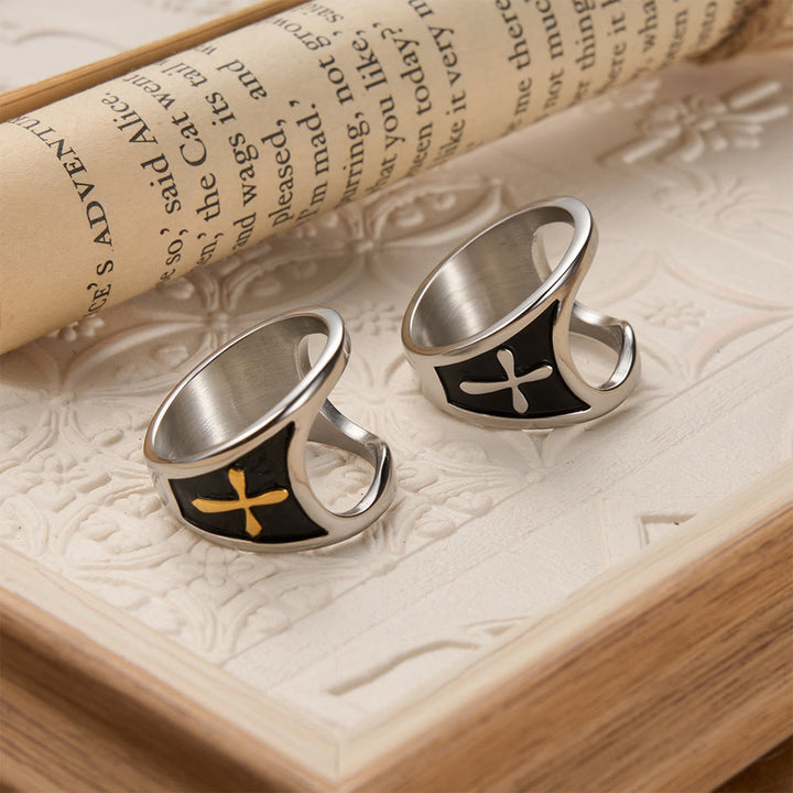 Christianartworkshop Klassischer Flaschenöffnerring mit Kreuzmotiv, zweifarbiger Ausführung und offenem Banddesign: Ein zeitloses Symbol der Hingabe - image 1