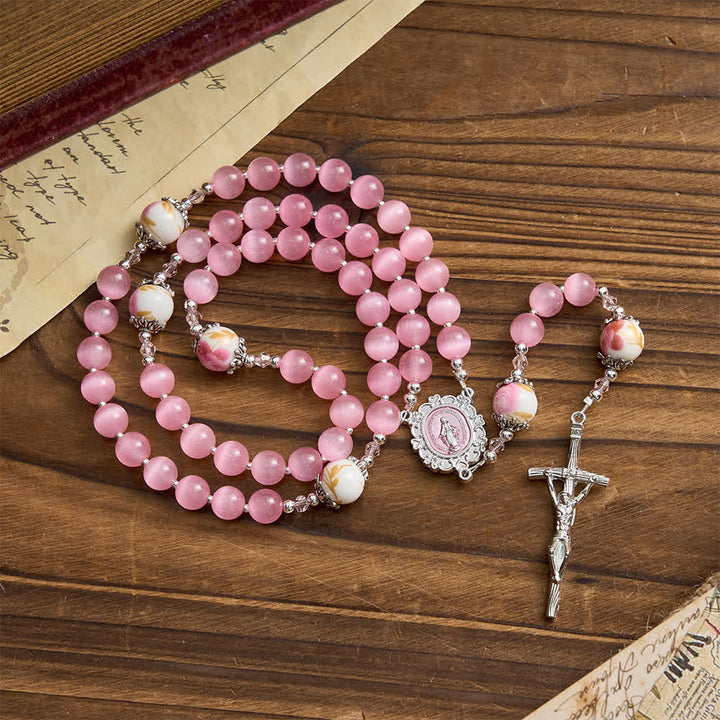 Christianartworkshop Eleganter rosa Rosenkranz mit Katzenaugenmotiv und floralen Marienverehrungsmotiven - image 2