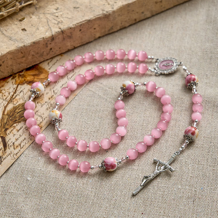 Christianartworkshop Eleganter rosa Rosenkranz mit Katzenaugenmotiv und floralen Marienverehrungsmotiven - image 6