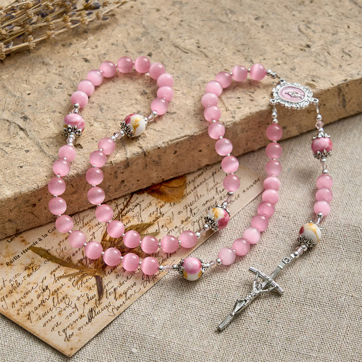 Christianartworkshop Eleganter rosa Rosenkranz mit Katzenaugenmotiv und floralen Marienverehrungsmotiven - image 4