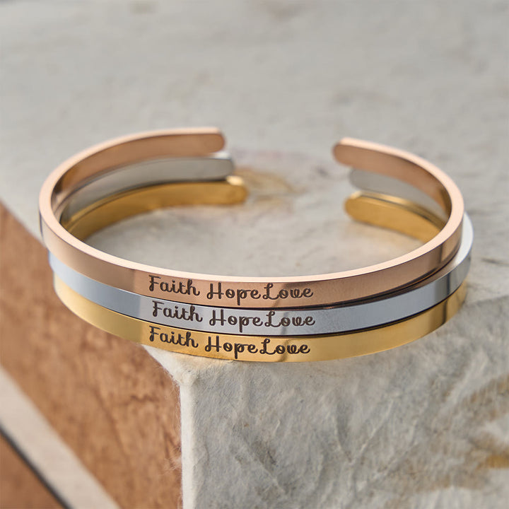 Christianartworkshop Graviertes, verstellbares Armband mit den Motiven Glaube, Hoffnung und Liebe: Ein Symbol göttlicher Tugenden - image 1