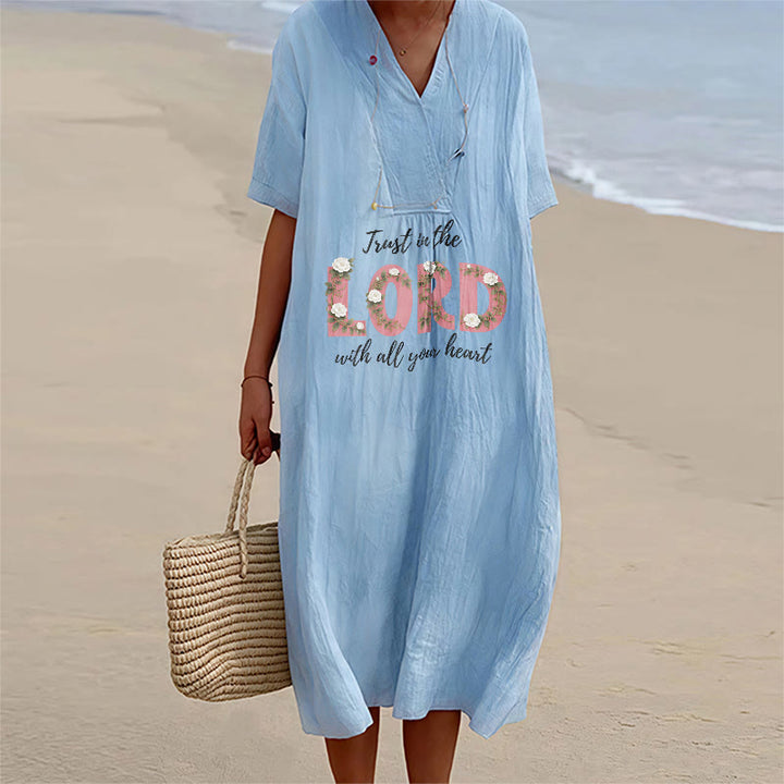 Christianartworkshop Vertraue auf den Herrn mit ganzem Herzen – Geblümtes Midikleid mit V-Ausschnitt und kurzen Ärmeln - Blau - 4XL - image 4