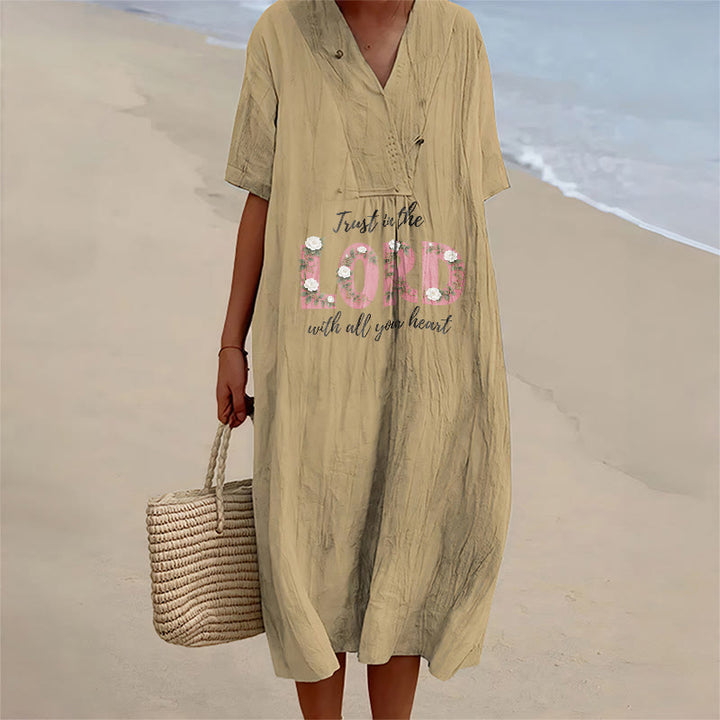 Christianartworkshop Vertraue auf den Herrn mit ganzem Herzen – Geblümtes Midikleid mit V-Ausschnitt und kurzen Ärmeln - Khaki - 4XL - image 6