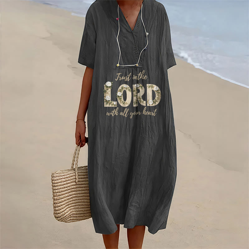Christianartworkshop Vertraue auf den Herrn mit ganzem Herzen – Geblümtes Midikleid mit V-Ausschnitt und kurzen Ärmeln - Schwarz - 4XL - image 8
