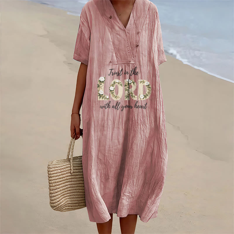 Christianartworkshop Vertraue auf den Herrn mit ganzem Herzen – Geblümtes Midikleid mit V-Ausschnitt und kurzen Ärmeln - Rosa - 4XL - image 0