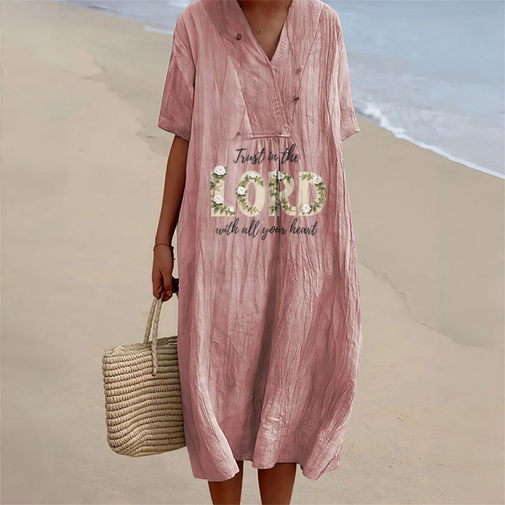 Christianartworkshop Vertraue auf den Herrn mit ganzem Herzen – Geblümtes Midikleid mit V-Ausschnitt und kurzen Ärmeln - Rosa - 4XL - image 0