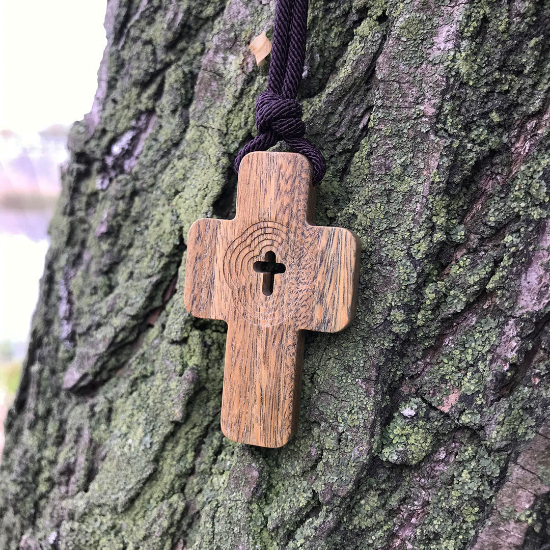 Christianartworkshop Grüne Sandelholz-Kreuzanhänger-Halskette mit zentraler Aussparung: Ein Symbol natürlicher Anmut - Grünes Sandelholz - image 0