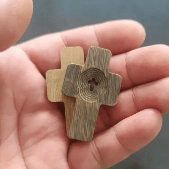 Christianartworkshop Grüne Sandelholz-Kreuzanhänger-Halskette mit zentraler Aussparung: Ein Symbol natürlicher Anmut - image 2