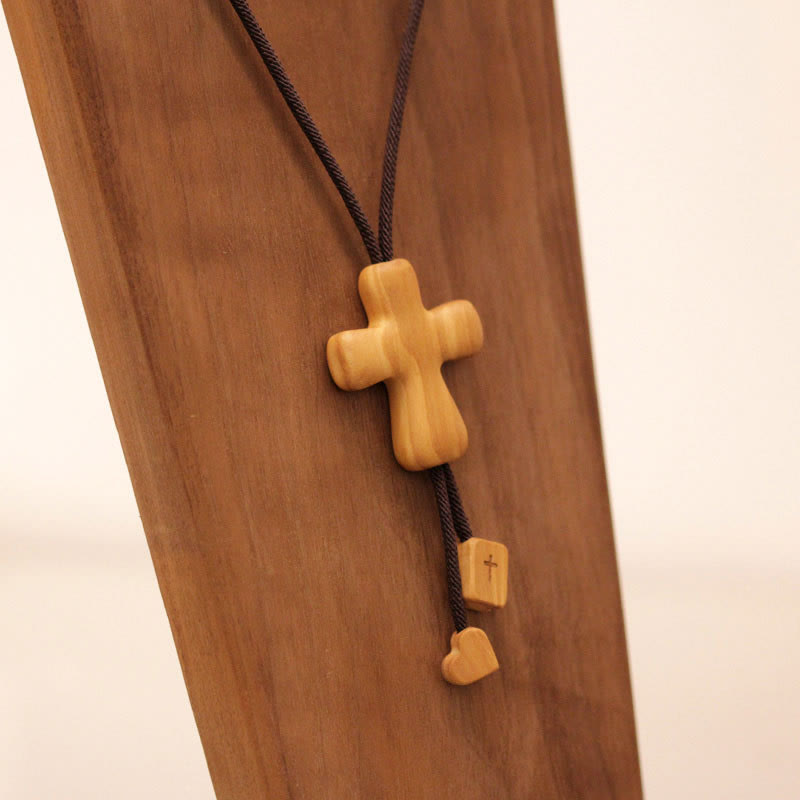 Christianartworkshop Edle Halskette mit Kreuzanhänger aus Olivenholz und gravierten Details: Ein Symbol unerschütterlicher Hingabe - image 2