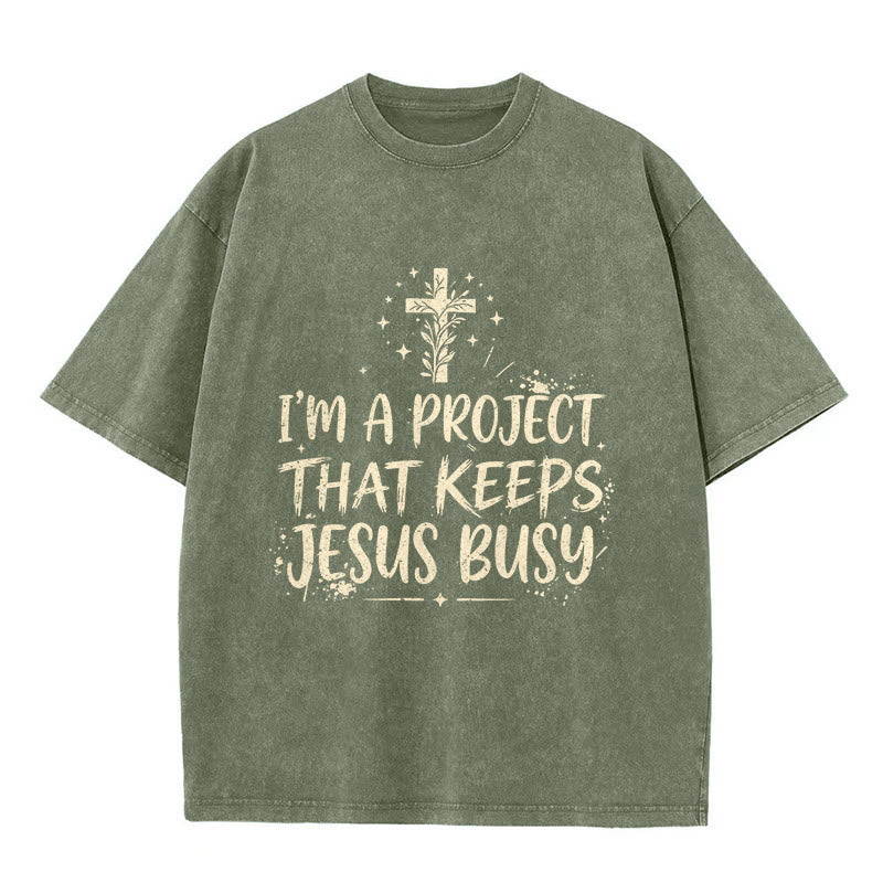 Christianartworkshop Ich bin ein Projekt, das Jesus beschäftigt – Lustiges Glaubenszitat – Gewaschenes Unisex-T-Shirt - Armeegrün - 5XL - image 3