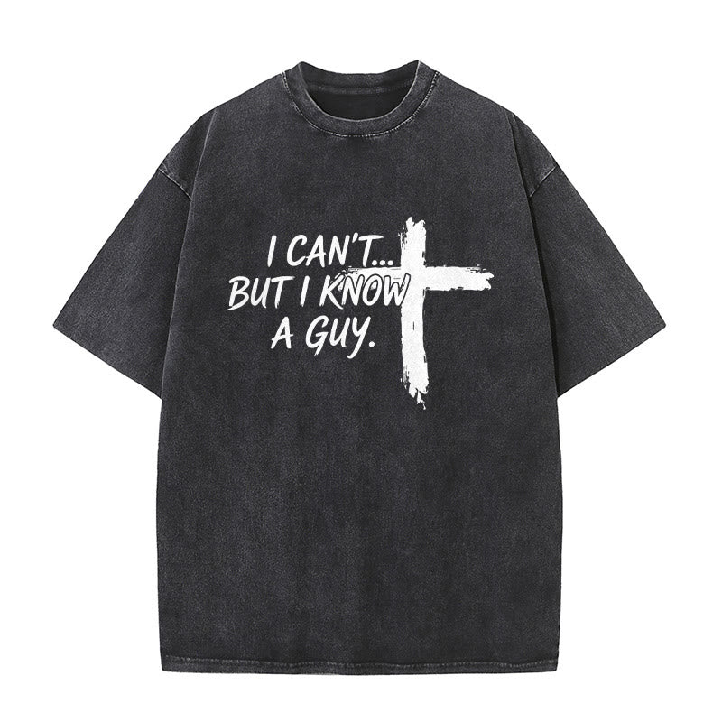 Christianartworkshop Ich kann nicht, aber ich kenne da jemanden – lustiges Glaubenszitat mit Pinselstrichkreuz auf gewaschenem T-Shirt - Schwarz - 5XL - image 1