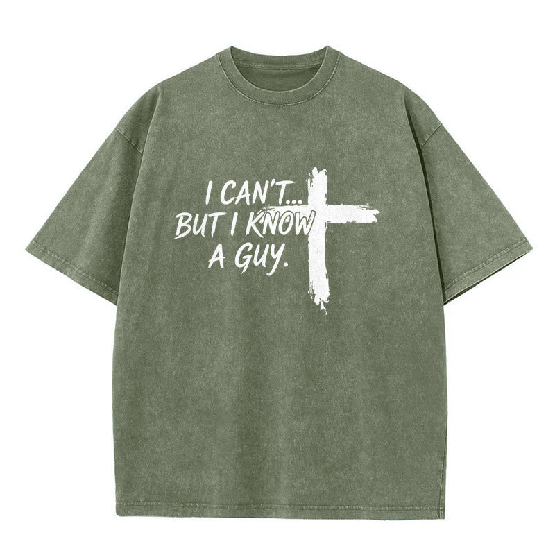 Christianartworkshop Ich kann nicht, aber ich kenne da jemanden – lustiges Glaubenszitat mit Pinselstrichkreuz auf gewaschenem T-Shirt - Armeegrün - 5XL - image 2