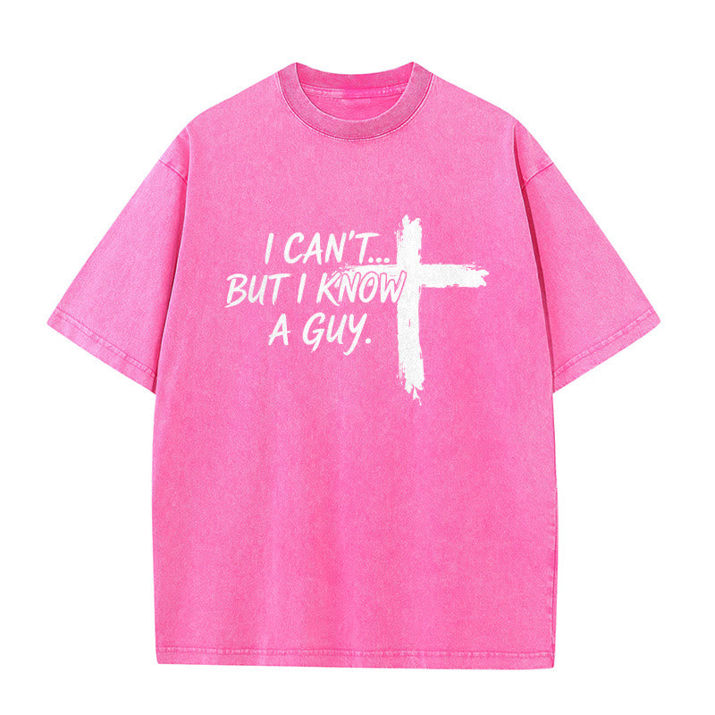 Christianartworkshop Ich kann nicht, aber ich kenne da jemanden – lustiges Glaubenszitat mit Pinselstrichkreuz auf gewaschenem T-Shirt - Rosa - 5XL - image 5