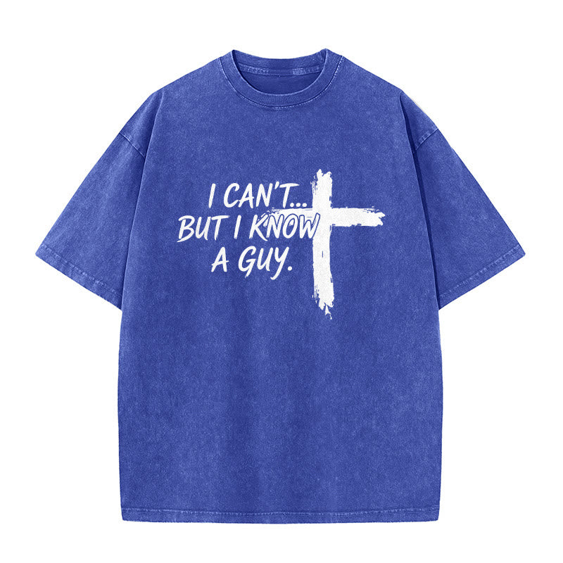 Christianartworkshop Ich kann nicht, aber ich kenne da jemanden – lustiges Glaubenszitat mit Pinselstrichkreuz auf gewaschenem T-Shirt - Blau - 5XL - image 7