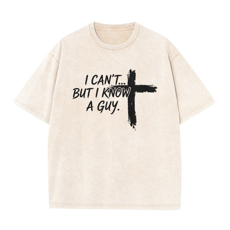 Christianartworkshop Ich kann nicht, aber ich kenne da jemanden – lustiges Glaubenszitat mit Pinselstrichkreuz auf gewaschenem T-Shirt - Beige - 5XL - image 0