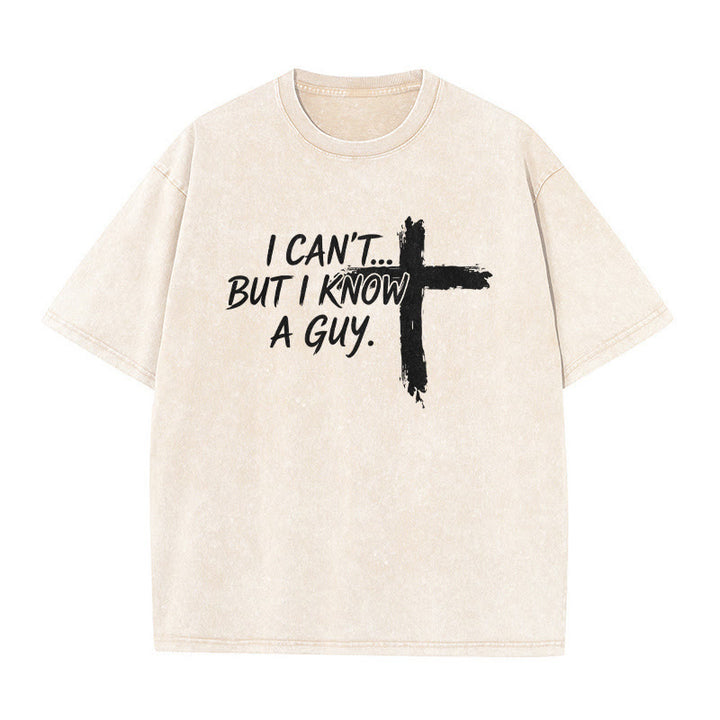 Christianartworkshop Ich kann nicht, aber ich kenne da jemanden – lustiges Glaubenszitat mit Pinselstrichkreuz auf gewaschenem T-Shirt - Beige - 5XL - image 0