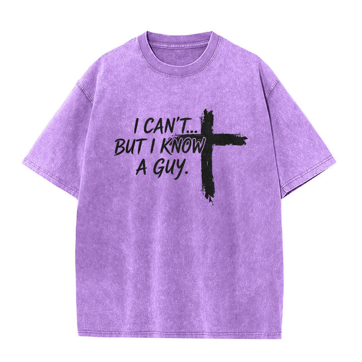 Christianartworkshop Ich kann nicht, aber ich kenne da jemanden – lustiges Glaubenszitat mit Pinselstrichkreuz auf gewaschenem T-Shirt - Lila - 5XL - image 6